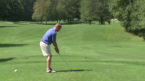 Male golfer practicing his swing (1 of 2) — Stock Video