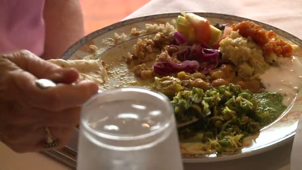 Personas comiendo en el restaurante — Vídeo de stock