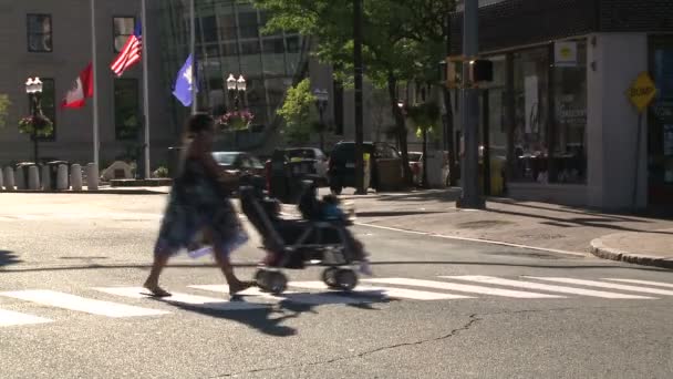 城市大厦与步行者和汽车 (5 7) — 图库视频影像