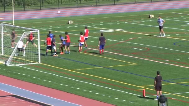 男の子の高校サッカーの練習 (6 の 4) — ストック動画
