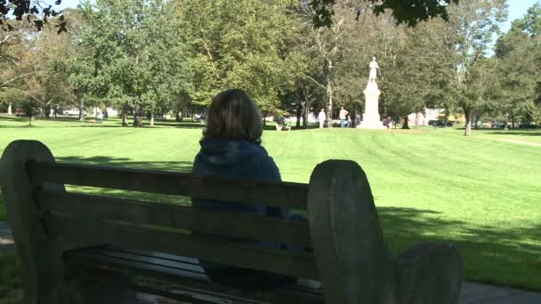妇女坐在长凳上公园 (2 2) — 图库视频影像