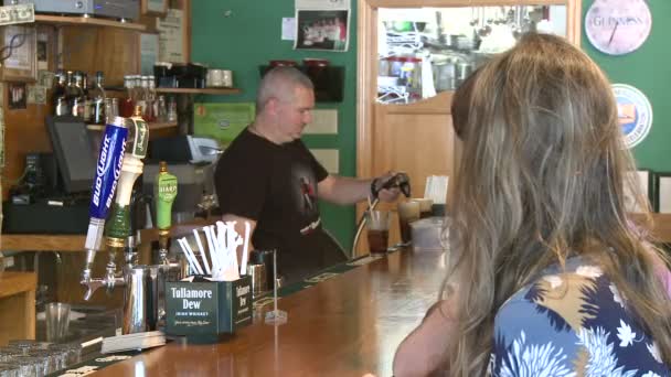 Barkeeper füllt Bier vom Fass — Stockvideo