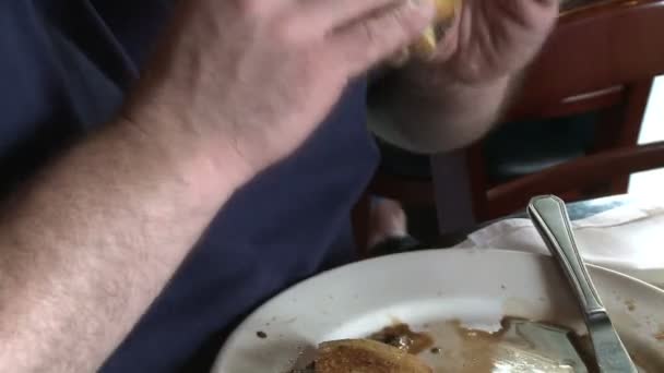 Άτομα που τρώνε στο εστιατόριο — Αρχείο Βίντεο