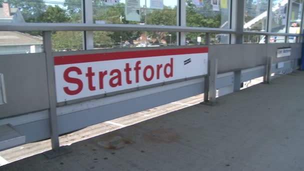 Поезд прибывает на станцию Стратфорд — стоковое видео