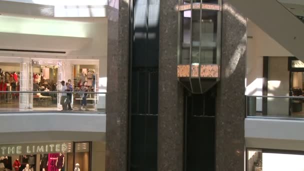 Elevador descendo dentro do shopping — Vídeo de Stock