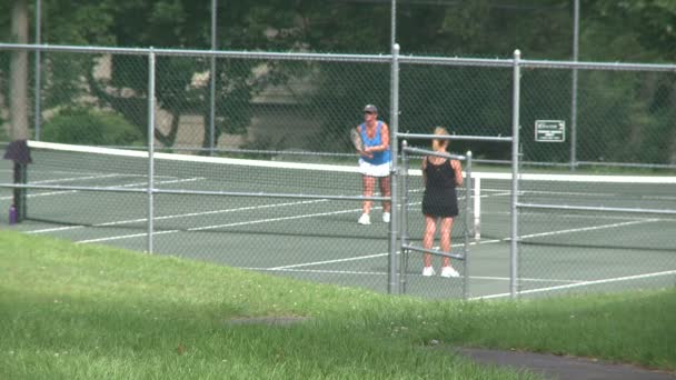 Kvinnor som spelar tennis på park (1 av 4) — Stockvideo