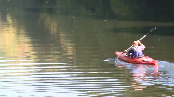 Hombre en kayak flotando en el lago — Vídeo de stock