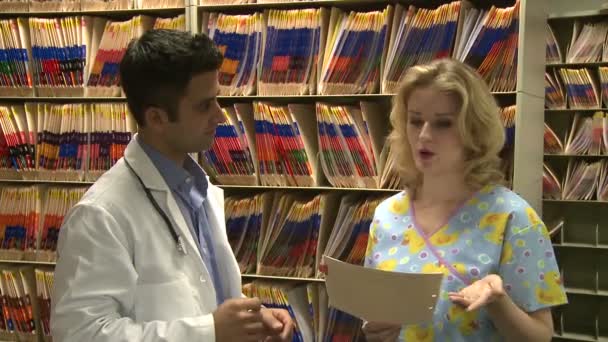 Arts raadplegen met een medische verpleegster — Stockvideo