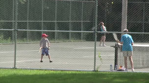 Praktyk chłopiec powrocie tenis służyć (4 z 4) — Wideo stockowe