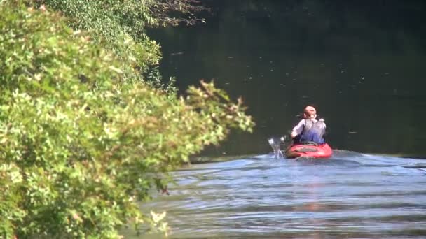 Hombre en kayak flotando en el lago — Vídeo de stock