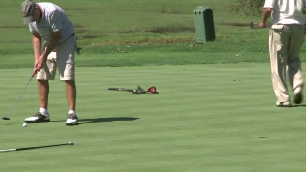 Golfistas colocando no buraco (3 de 3 ) — Vídeo de Stock