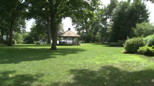 Gazebo em um parque perto da água (1 de 2 ) — Vídeo de Stock