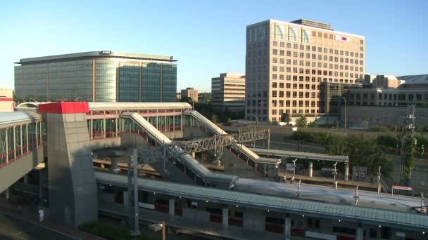 Estación de tren de Stamford y edificios circundantes (1 de 2 ) — Vídeo de stock