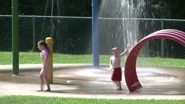 Los Niños Juegan Aspersor Parque Familiar — Vídeos de Stock