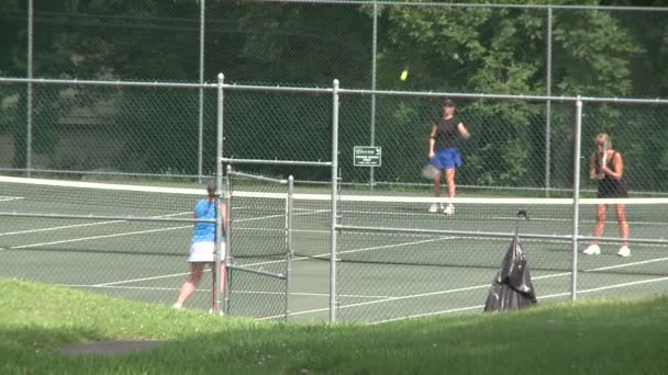 Kvinnor som spelar tennis på park (4 av 4) — Stockvideo