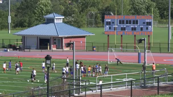 Fotbollsträning för pojkar gymnasiet (6 av 6) — Stockvideo