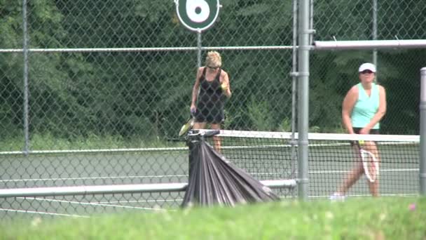 Kvinnor som spelar tennis på park (3 av 4) — Stockvideo