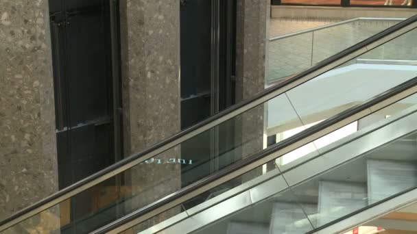 Barandilla en ascensores y escaleras mecánicas dentro del centro comercial — Vídeo de stock