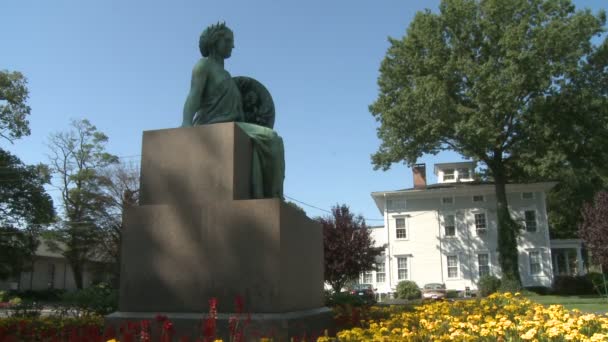 Monumento a la victoria en el parque — Vídeo de stock