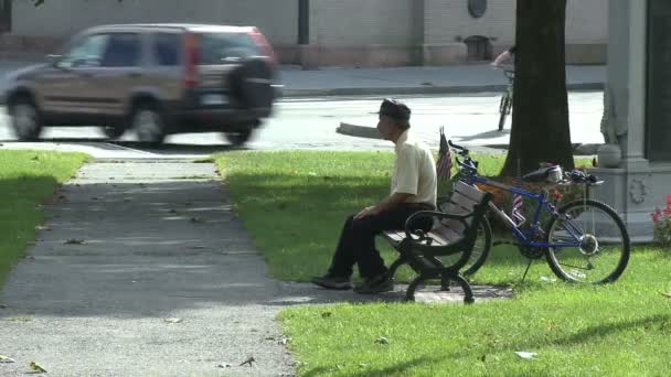 骑自行车在镇 (2 的2) — 图库视频影像