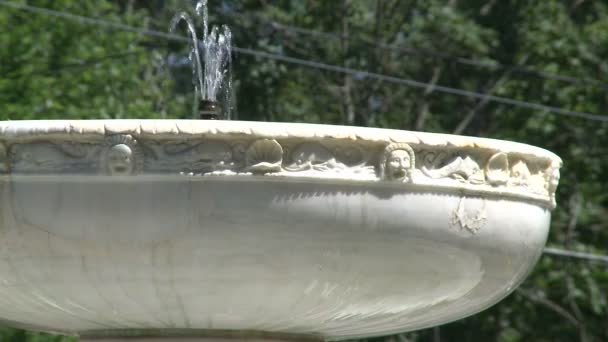 Glorieuze fontein in het centrum van de stad (12 van 16) — Stockvideo