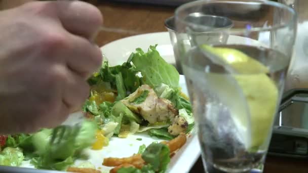 Pessoas comendo em restaurante — Vídeo de Stock