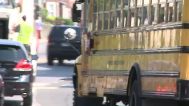 Autobuses escolares en ruta (5 de 6 ) — Vídeos de Stock