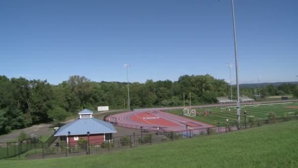 Zona deportiva con vistas a la escuela secundaria (2 de 2 ) — Vídeo de stock