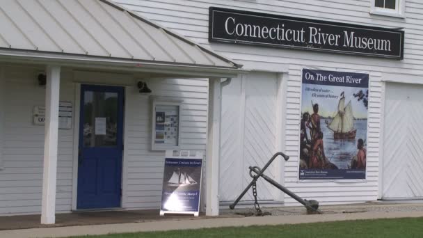 Vchod do muzea řeky Connecticut (část 2 ze 2) — Stock video