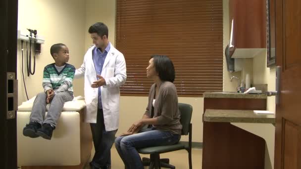 Arzt berät sich mit einem Patienten über eine aktuelle medizinische Diagnose — Stockvideo
