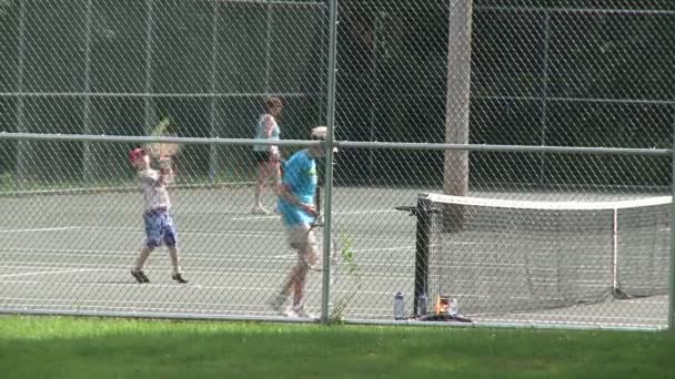 Praktijken van de jongen terug een tennis dienen (3 van 4) — Stockvideo