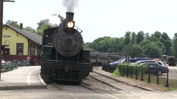 Passagierstrein verlaten van het station (2 van 3) — Stockvideo