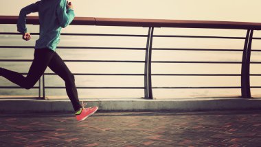 Deniz kenarında çalıştıran fitness kadın