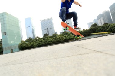 Genç kadın kaykaycı