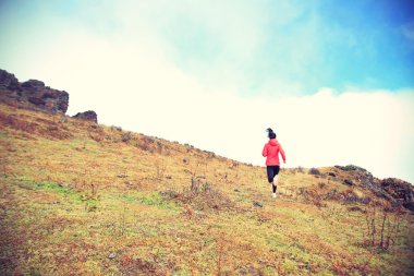 kadın iz runner Dağı'nda