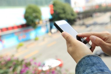 cep telefonu kullanarak eller