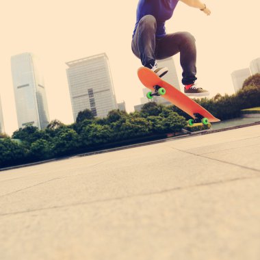 Genç kadın kaykaycı