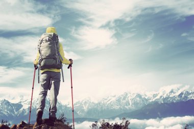 Genç kadın güzel karlı dağ zirveleri arıyorum uzun yürüyüşe çıkan kimse