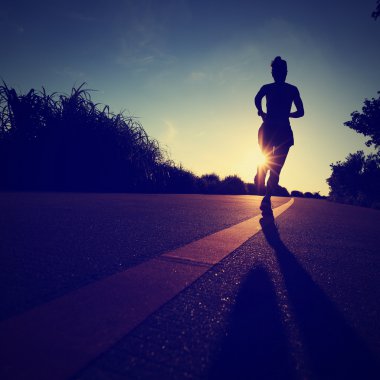 gündoğumu sahil yolunu üzerinde çalışan genç fitness kadın