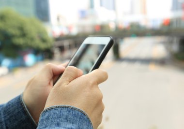 cep telefonu kullanarak eller