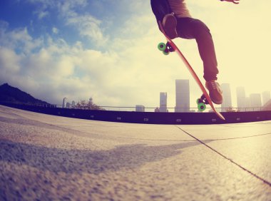 Genç kadın kaykaycı