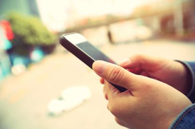 cep telefonu kullanarak eller