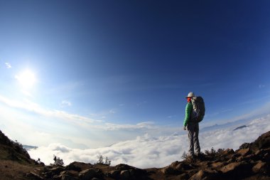 Dağ tepe üzerinde kadın uzun yürüyüşe çıkan kimse
