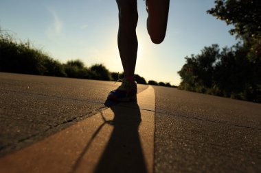 fitness kadın yolda çalışan