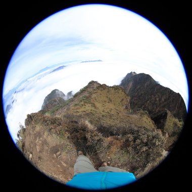 uzun yürüyüşe çıkan kimse ayak dağ tepe üzerinde