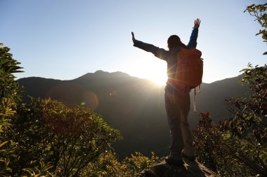 Kolları açık bir kadın yürüyüşçü
