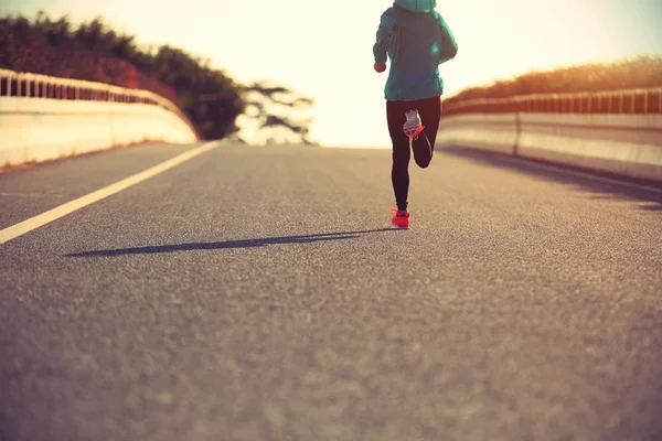 Mujer fitness en la carretera del amanecer — Foto de Stock