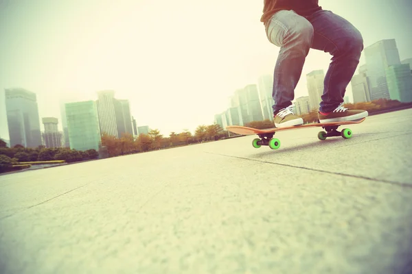 Νεαρή γυναίκα skateboarder — Φωτογραφία Αρχείου