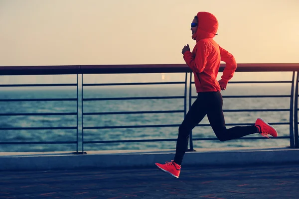 Фитнес-женщина бегает на берегу моря — стоковое фото