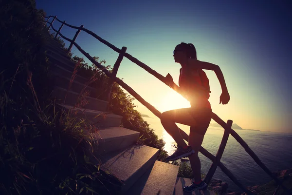 Jovem Mulher Fitness Correndo Escadas Montanha — Fotografia de Stock